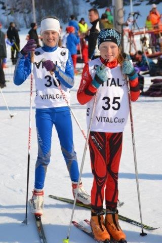 Emilie Flo Stavik og Maren Hjelmeset Kirkeeide. Foto: Margunn Hjelmeset